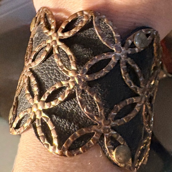 Vintage Elegant Gold and Black leather Bracelet - Picture 2 of 2